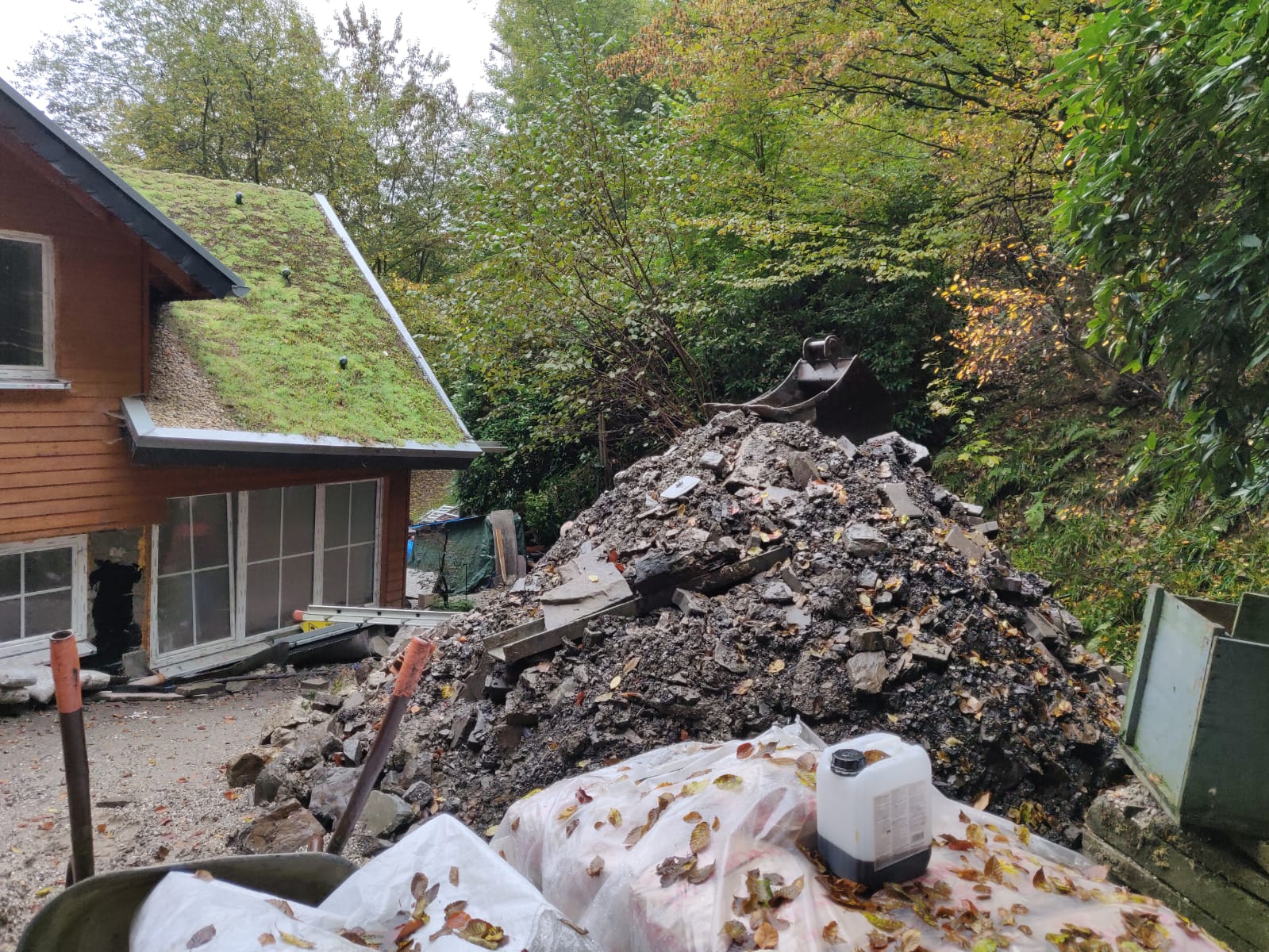 Hangrutsch hinter einem Wohnhaus