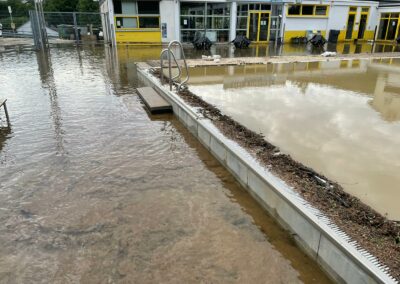 Überflutetes Frei- und Hallenbad